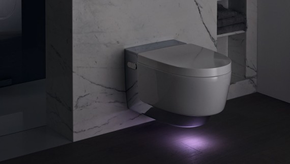Geberit AquaClean Mera en chrome avec l'éclairage d'orientation Geberit AquaClean Mera en chrome avec l'éclairage d'orientation