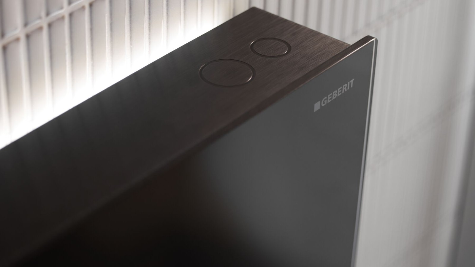 Déclenchement du rinçage sur le module sanitaire Geberit Monolith Plus (© Geberit) Déclenchement du rinçage sur le module sanitaire Geberit Monolith Plus (© Geberit)