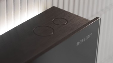 Déclenchement du rinçage sur le module sanitaire Geberit Monolith Plus (© Geberit)