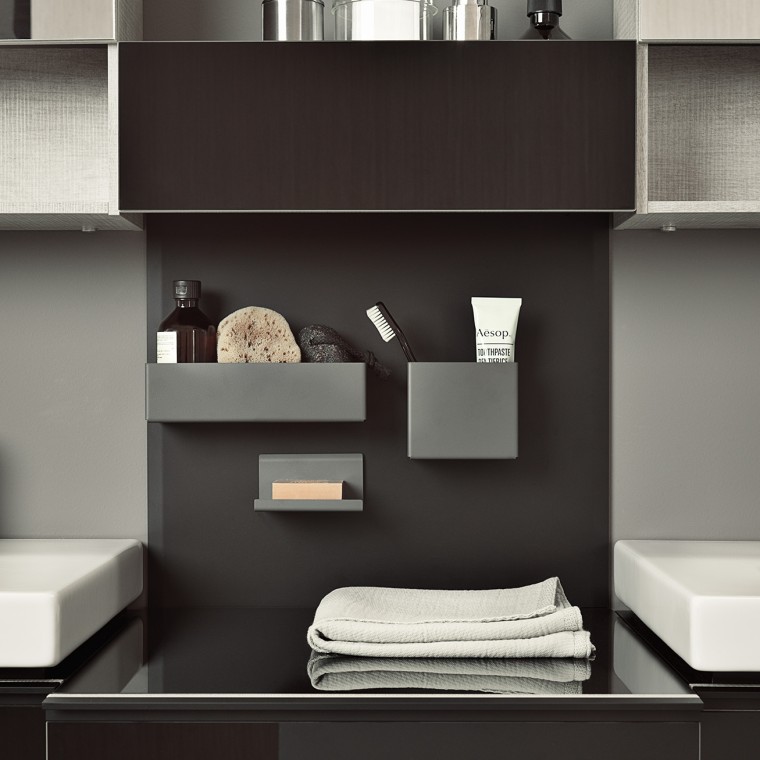Tableau magnétique de Geberit avec boîtes de rangements pratiques Tableau magnétique de Geberit avec boîtes de rangements pratiques