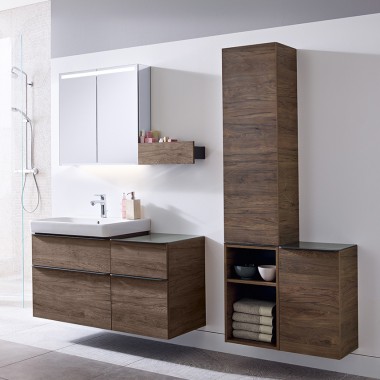 De Geberit Smyle serie wordt vervolledigt met een selectie badkamermeubels die speciaal afgestemd zijn op de wastafels en diens design volgen. De meubels, die een royale opbergruimte bieden, zijn standaard uitgerust met zachtsluitende lades.