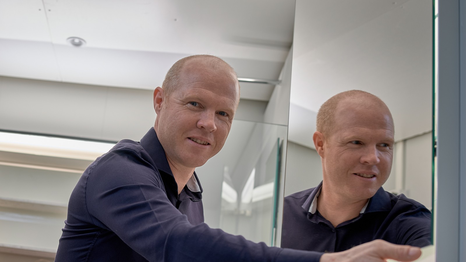 Lʼexpert en éclairage Andreas Janser dans le laboratoire dʼéclairage au siège de Geberit à Rapperswil-Jona, en Suisse (© Geberit)