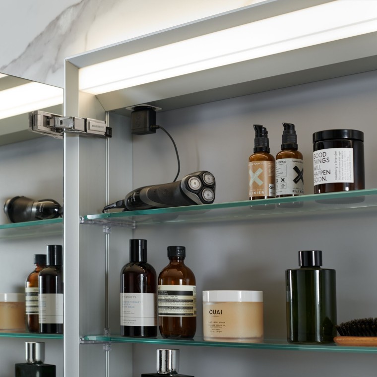 Une armoire à miroir offre un espace de rangement dissimulé et facilement accessible. Une armoire à miroir offre un espace de rangement dissimulé et facilement accessible.