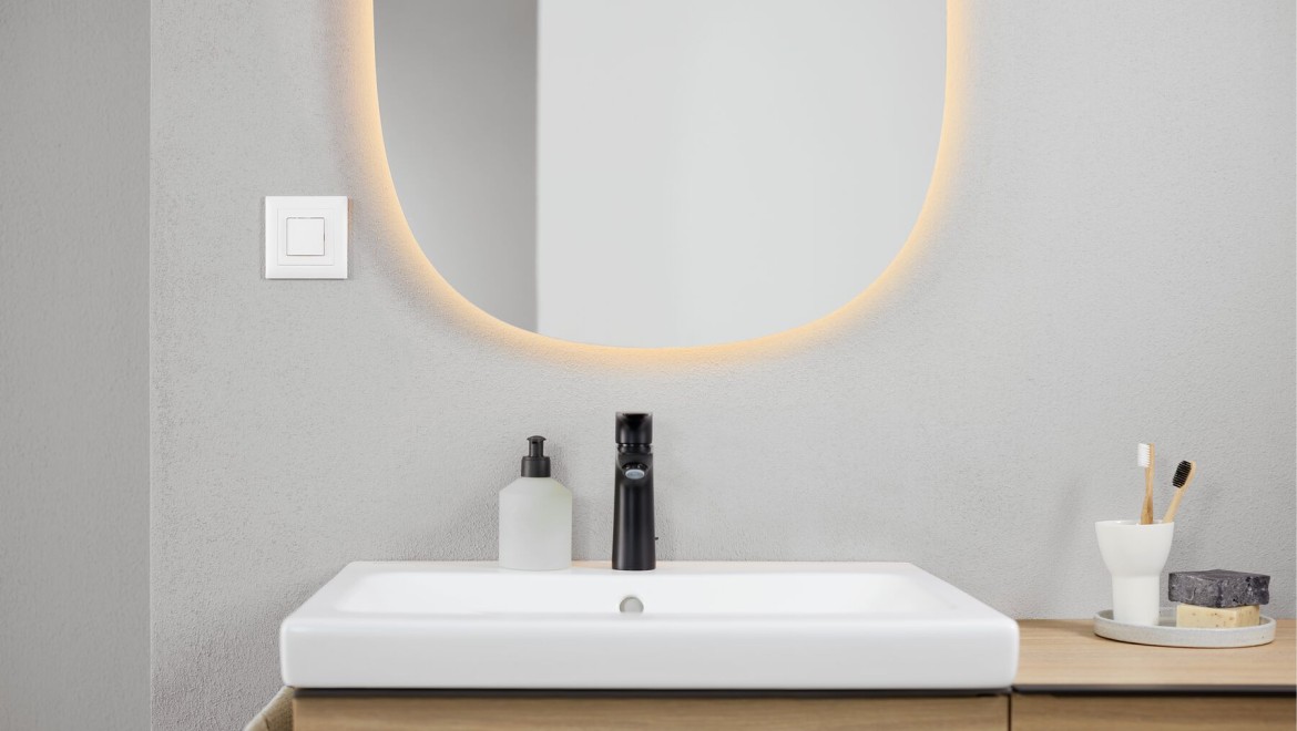 Geberit iCon-badkamer met wastafel en Geberit Option ovale spiegel