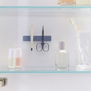 Armoire à miroir Geberit ONE avec bandes magnétiques à lʼintérieur (© Geberit)