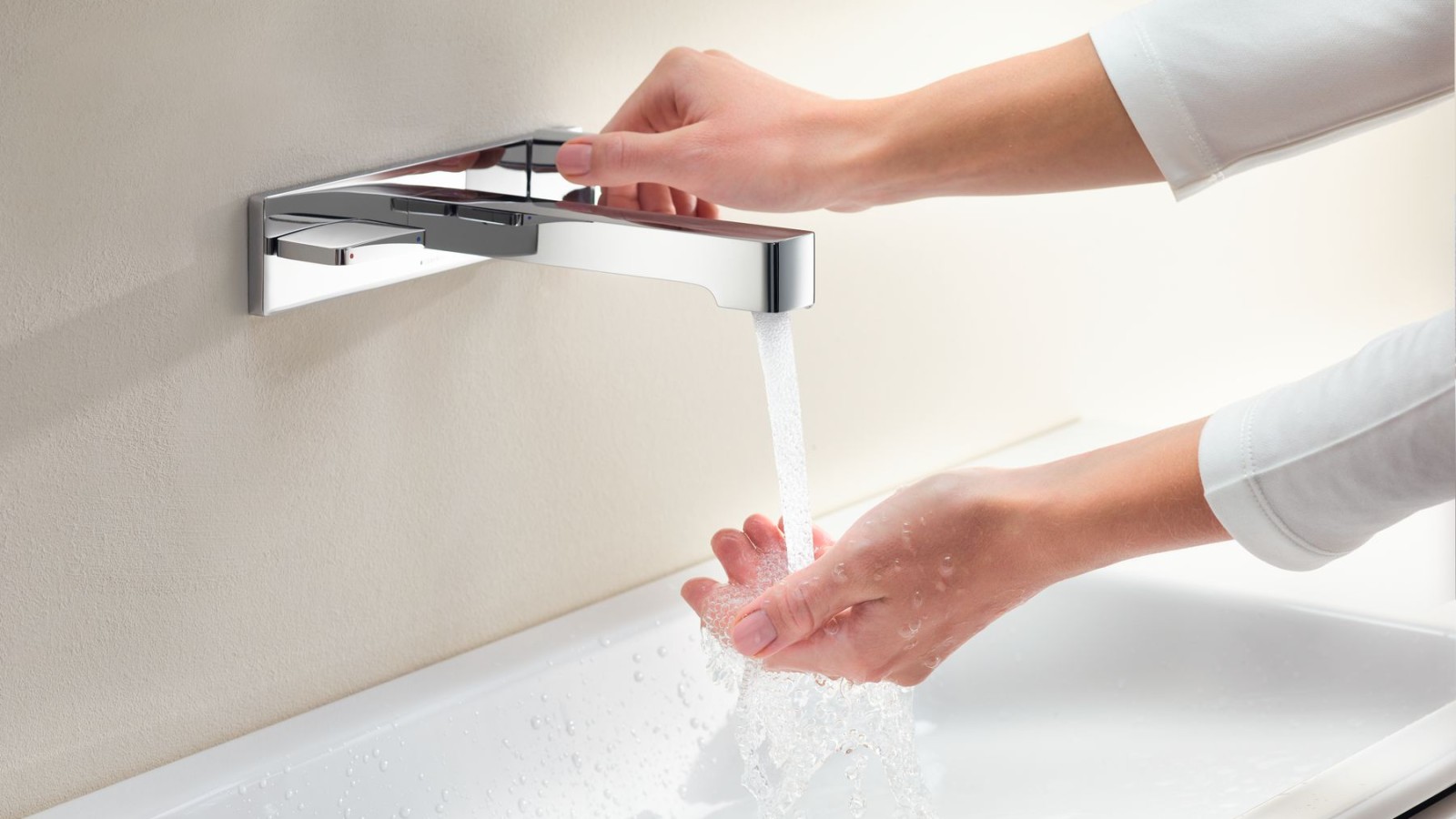 Image macro avec les mains tournant un robinet Geberit ONE et vérifiant le débit et la température de l'eau Image macro avec les mains tournant un robinet Geberit ONE et vérifiant le débit et la température de l'eau