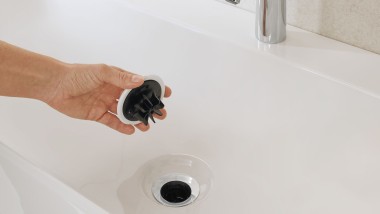 Meuble lavabo Geberit ONE avec insert de filtre à cheveux amovible