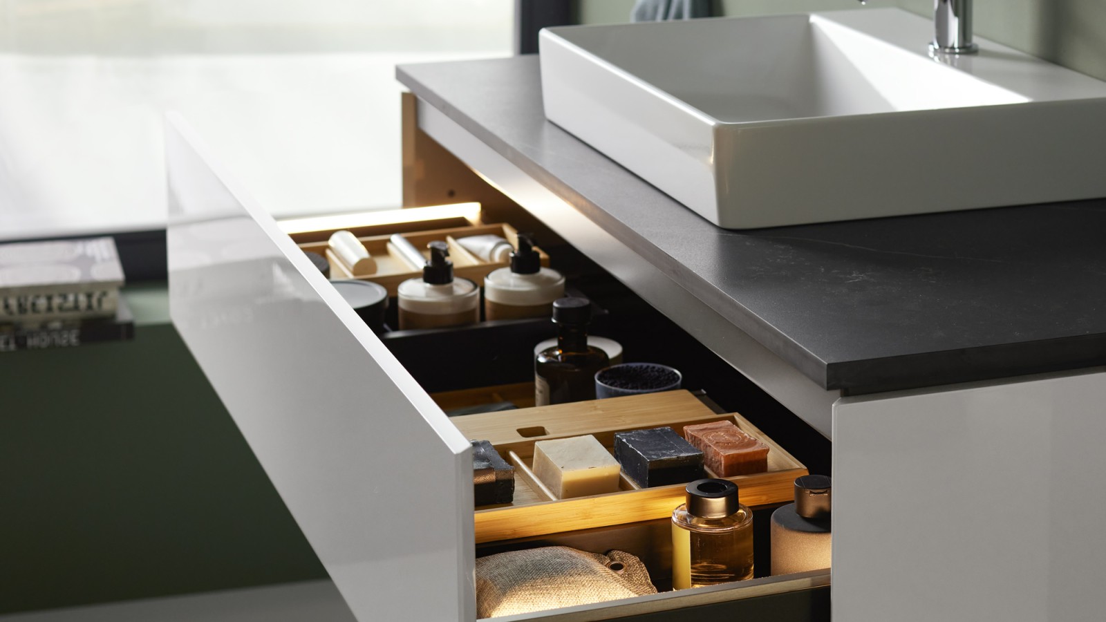 Sous-meuble Geberit ONE ouvert avec tiroir sans poignée Sous-meuble Geberit ONE ouvert avec tiroir sans poignée