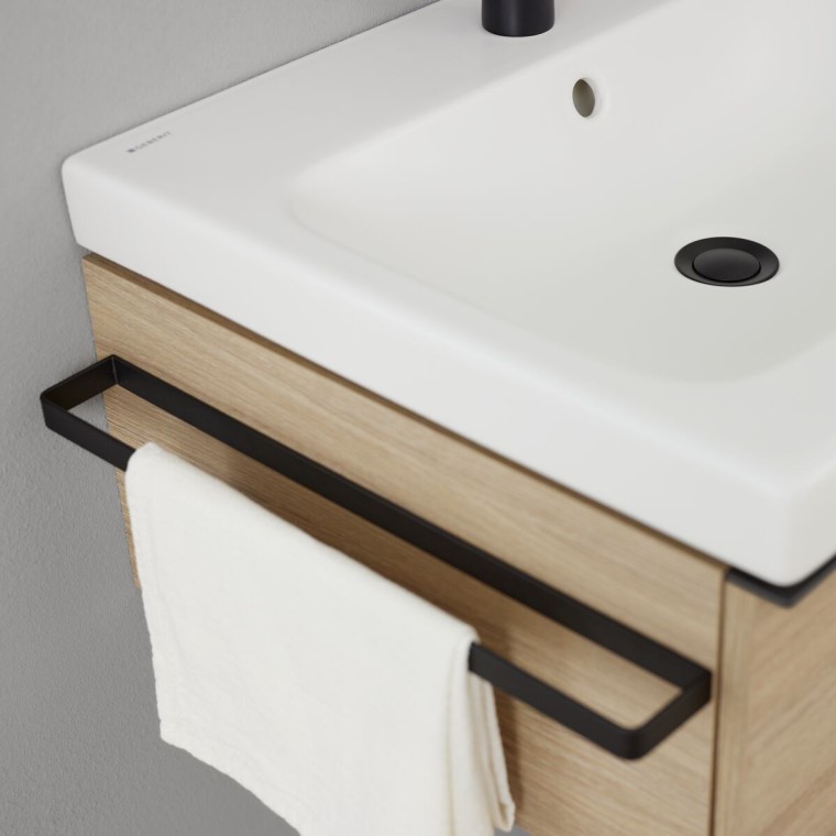 Sous-meuble Geberit iCon avec porte-serviettes en noir mat (© Geberit)