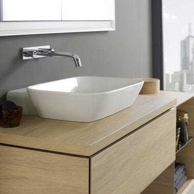 Espace de lavabo avec lavabo à poser Geberit ONE et meubles de salle de bains en bois