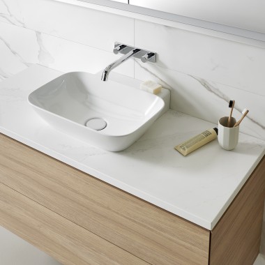 Wasplaats met witte sanitaire keramiek en badkamermeubilair van hout (© Geberit)
