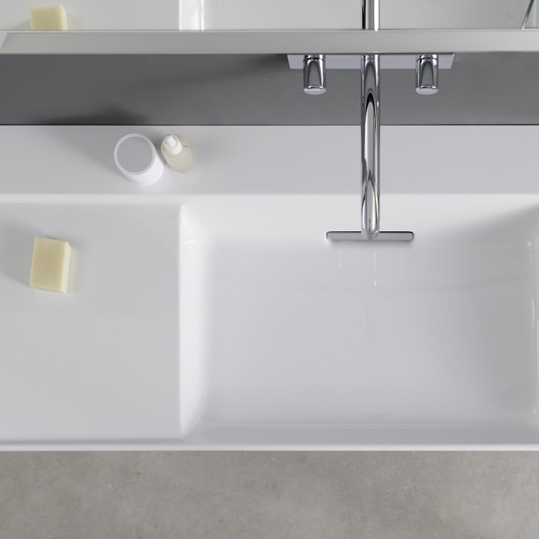 Geberit ONE wastafel met asymmetrische neerlegruimte aan de zijkant Geberit ONE wastafel met asymmetrische neerlegruimte aan de zijkant