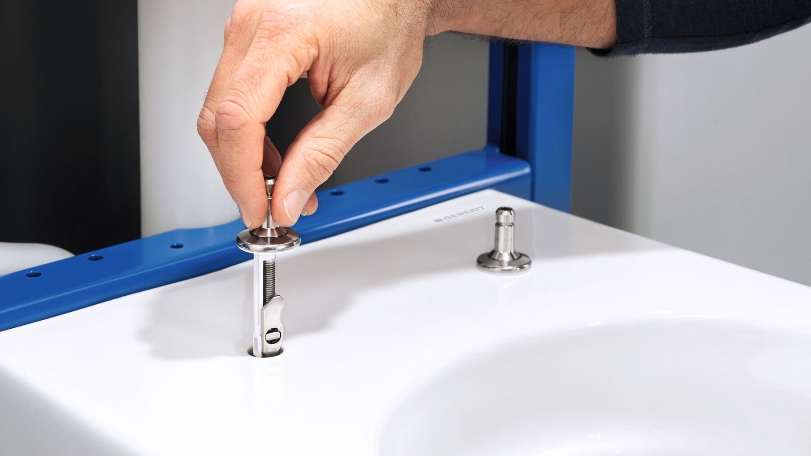 Fixation des chevilles basculantes sur le WC Fixation des chevilles basculantes sur le WC