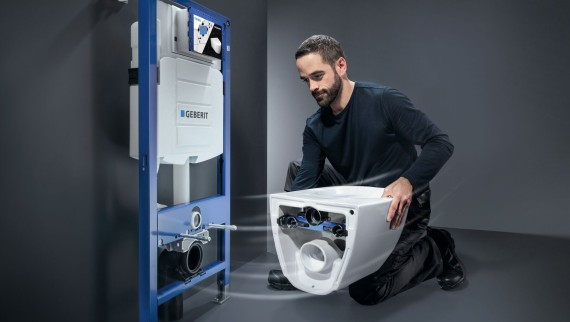 WCsysteem door sanitaire installateur gemonteerd met Geberit Sigma-inbouwreservoir en Geberit Acanto wc