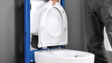 Le siège de WC est aligné et fixé sans gabarit Le siège de WC est aligné et fixé sans gabarit