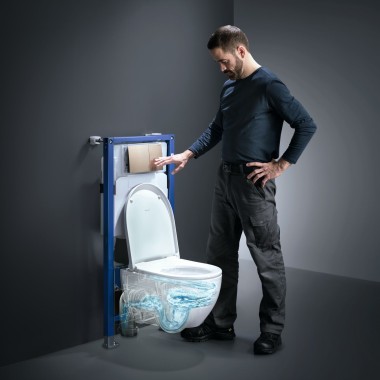 Man bedient de TurboFlush-technologie van een Geberit Acanto-toilet