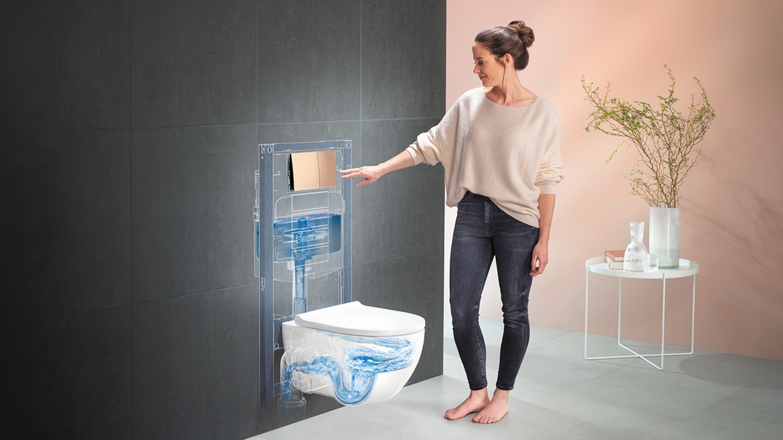 Vrouw spoelt het toilet door op het Geberit Acanto wc-systeem met TurboFlush Vrouw spoelt het toilet door op het Geberit Acanto wc-systeem met TurboFlush