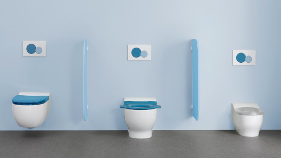 Toiletten uit de Geberit Bambini-badkamerserie met kleurrijke toilet-deksels en spoelplaten