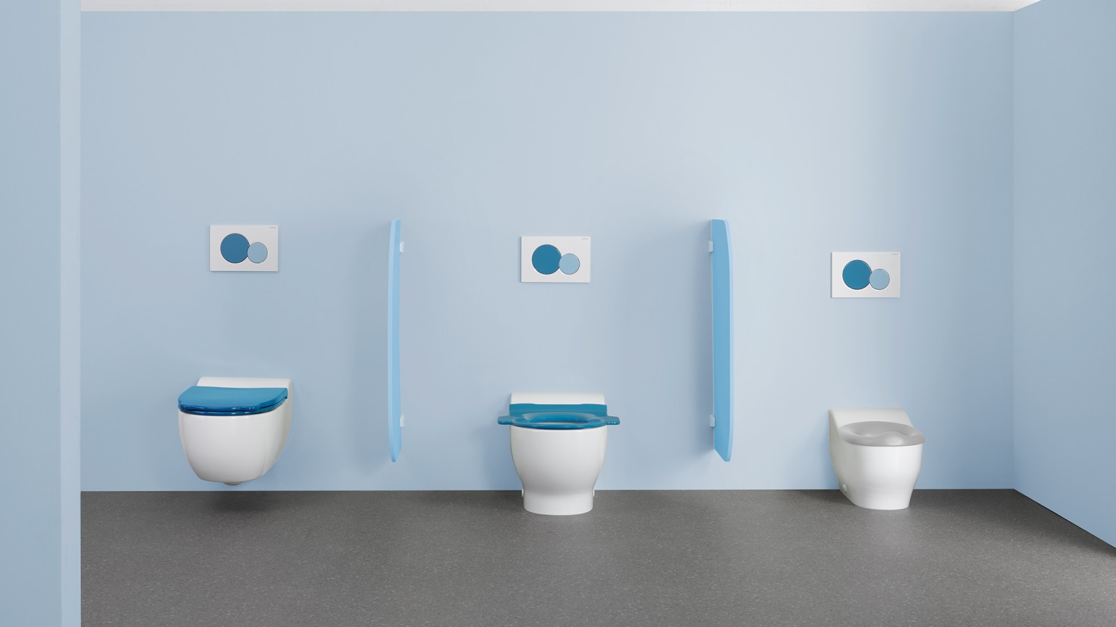 Toiletten uit de Geberit Bambini-badkamerserie met kleurrijke toilet-deksels en spoelplaten Toiletten uit de Geberit Bambini-badkamerserie met kleurrijke toilet-deksels en spoelplaten