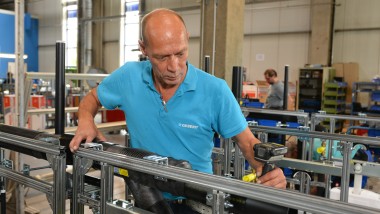 Homme travaillant à la préfabrication de l’évacuation des eaux usées