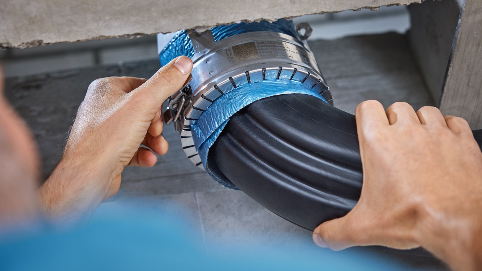 Installation de la manchette coupe-feu Geberit RS90 Plus EN sur le coude BottomTurn Geberit Installation de la manchette coupe-feu Geberit RS90 Plus EN sur le coude BottomTurn Geberit