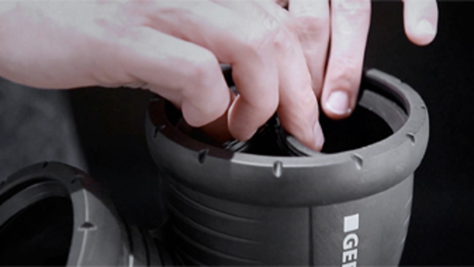Geberit Silent-Pro : retrait et insertion faciles du joint d’étanchéité en EPDM Geberit Silent-Pro : retrait et insertion faciles du joint d’étanchéité en EPDM