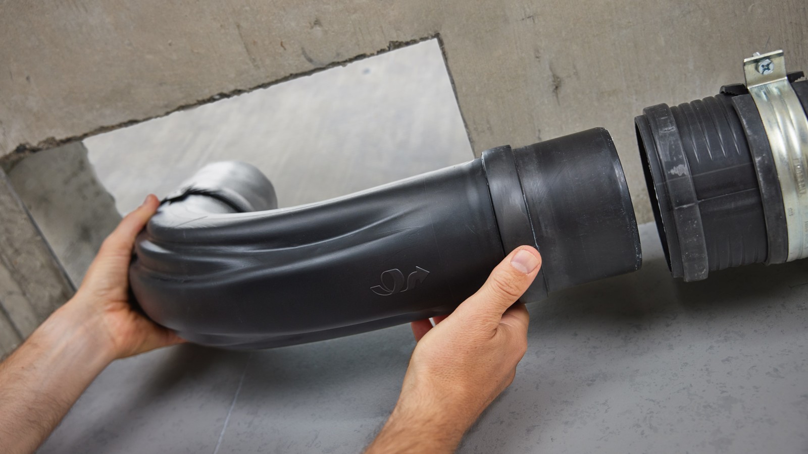 Eenvoudigere en snellere installatie van de Geberit BottomTurn-bocht in vergelijking met de installatie van twee 45°-bochten Eenvoudigere en snellere installatie van de Geberit BottomTurn-bocht in vergelijking met de installatie van twee 45°-bochten