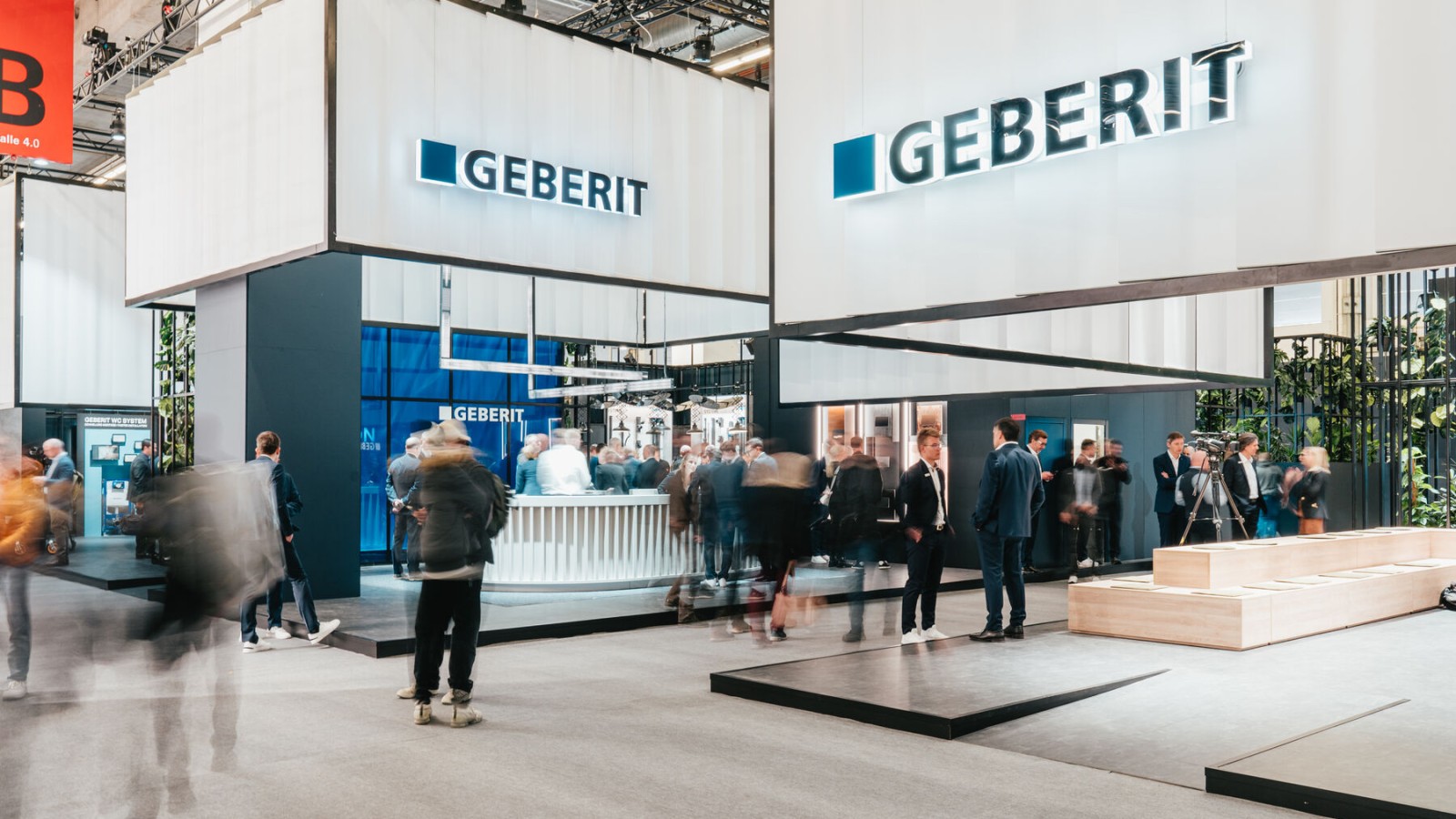 Le stand Geberit avec des visiteurs Le stand Geberit avec des visiteurs