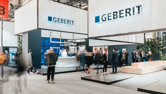 Geberit-stand met bezoekers