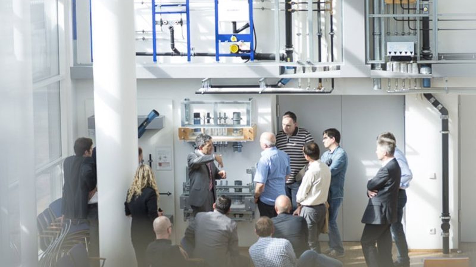 Geberit adviseur geeft opleiding aan klanten Geberit adviseur geeft opleiding aan klanten