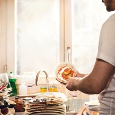 Vies serviesgoed stapelt zich op in de keuken