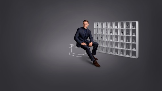 Man zittend op een Geberit AquaClan Mera douche-wc