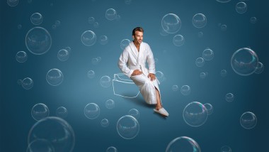 Tim zittend op een Geberit AquaClean Tuma