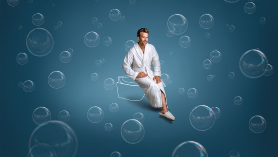 Tim assis sur un Geberit AquaClean Tuma