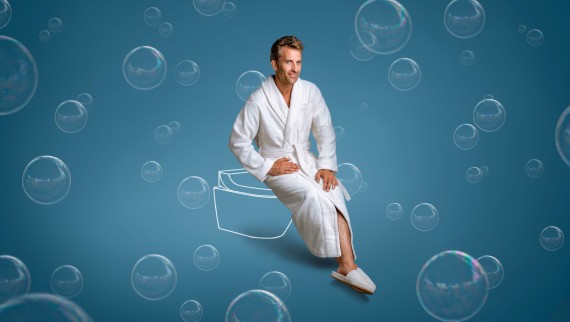 Tim zit op een Geberit AquaClean douche-wc Tuma Tim zit op een Geberit AquaClean douche-wc Tuma
