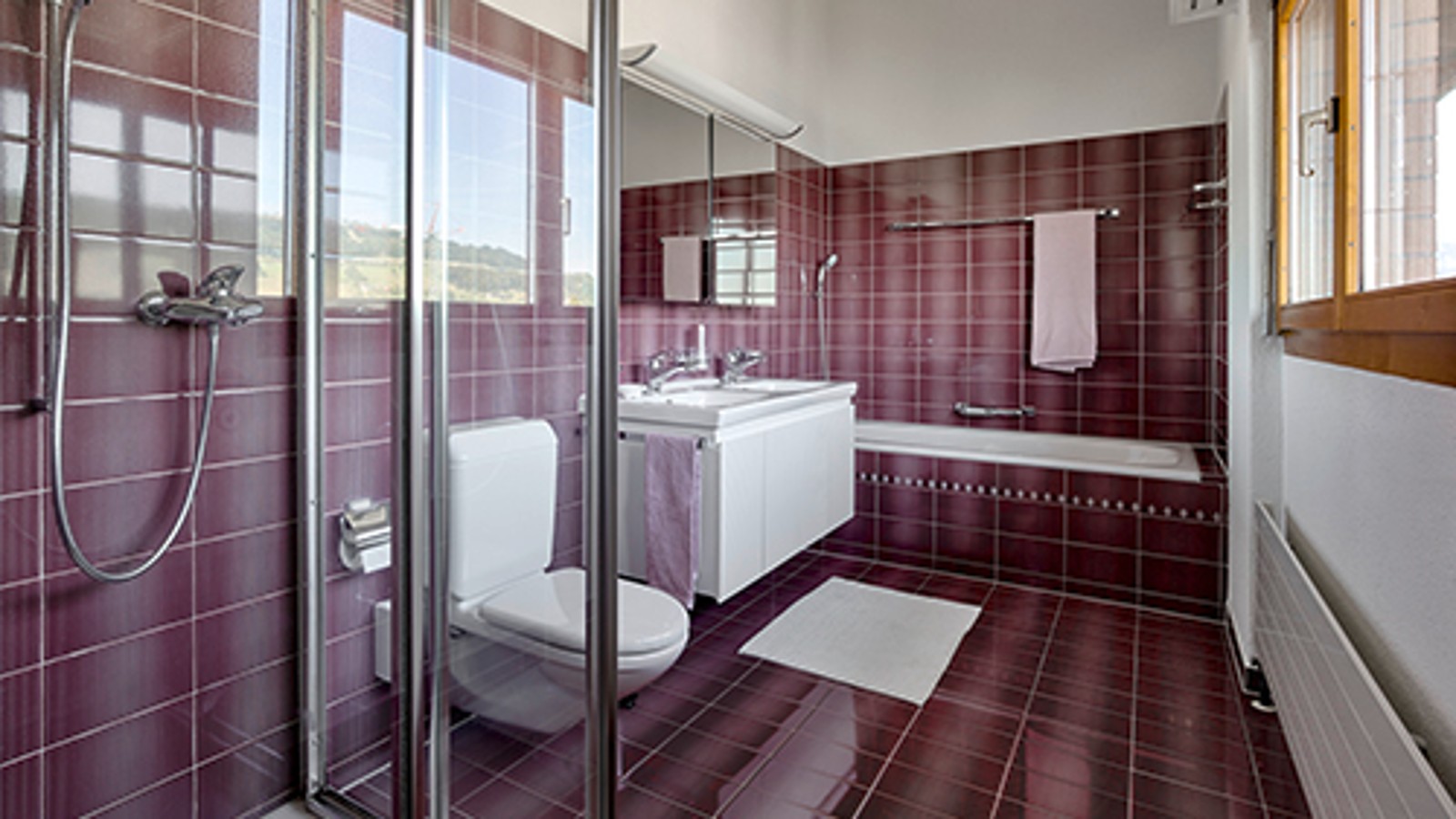 Salle de bains avant rénovation avec carrelage rouge