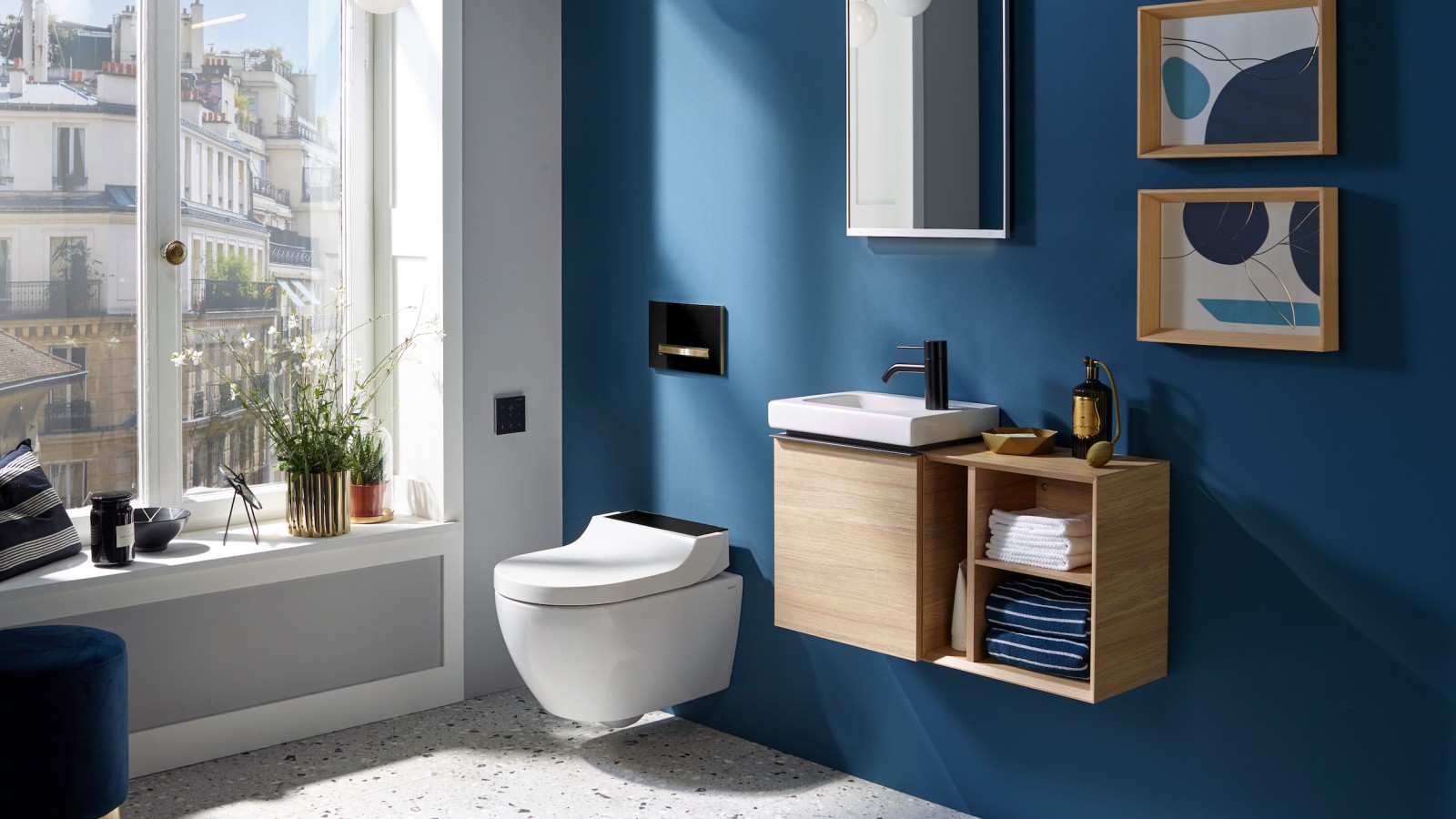 Les meubles sous-lavabo de la ligne iCon de Geberit sont également disponibles en version compacte. Idéal pour les petites salles de bains ou les toilettes pour invités.