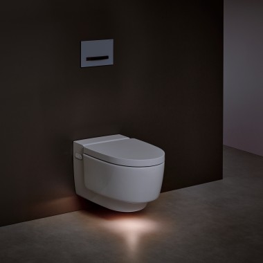 Geberit AquaClean Mera toiletsysteem met ingeschakeld oriëntatielicht