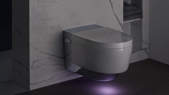 Geberit AquaClean Mera Comfort avec lumière d’orientation allumée