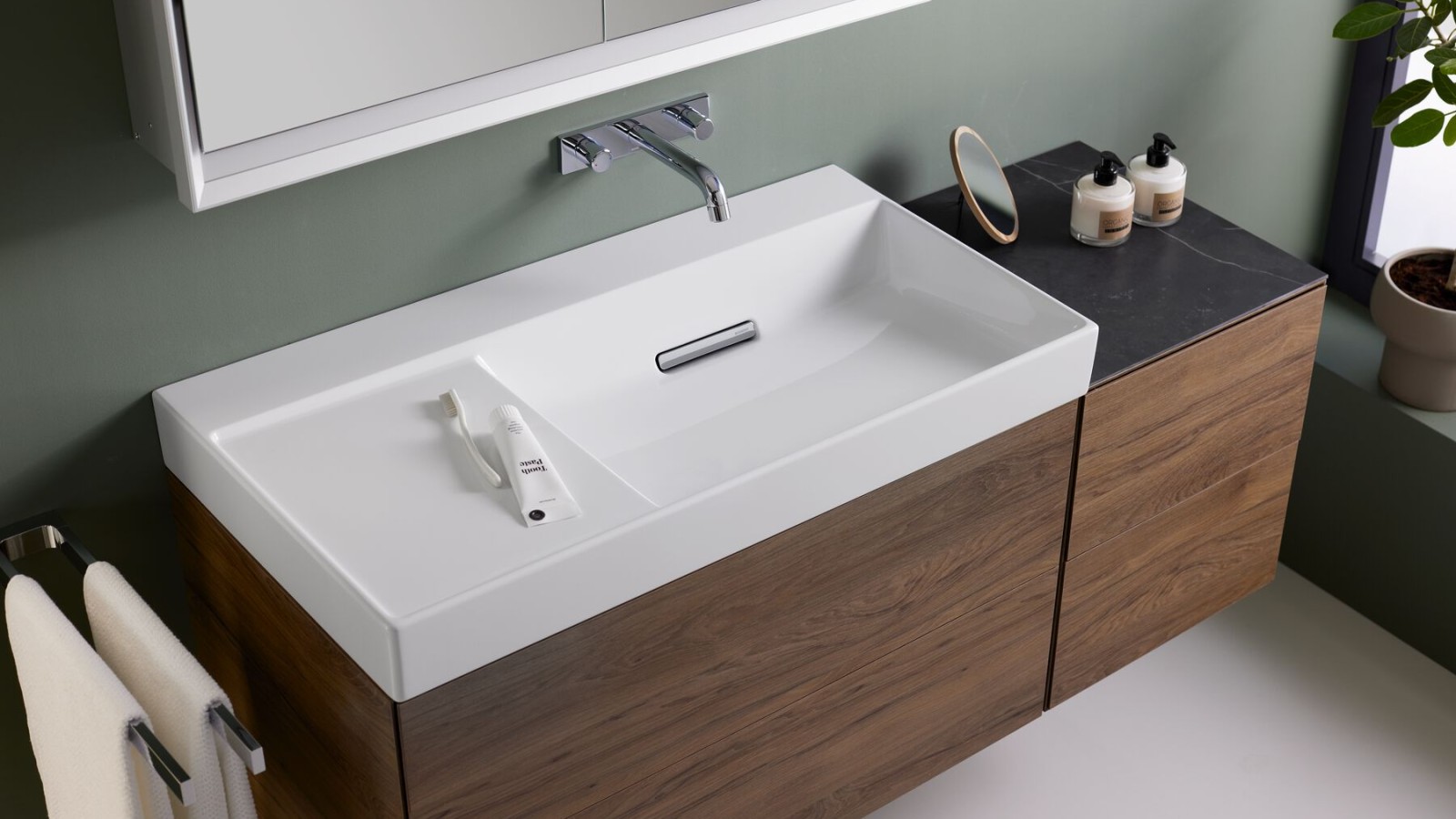 Geberit One wastafel met houten onderkast en zijkast Geberit One wastafel met houten onderkast en zijkast