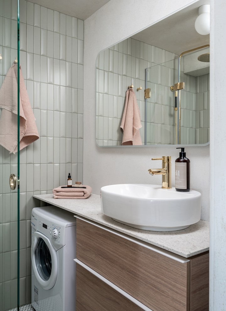 L'image d'après de la petite salle de bains avec le lavabo ovale de la série VariForm et les meubles en aspect chêne (© Meja Hynynen)