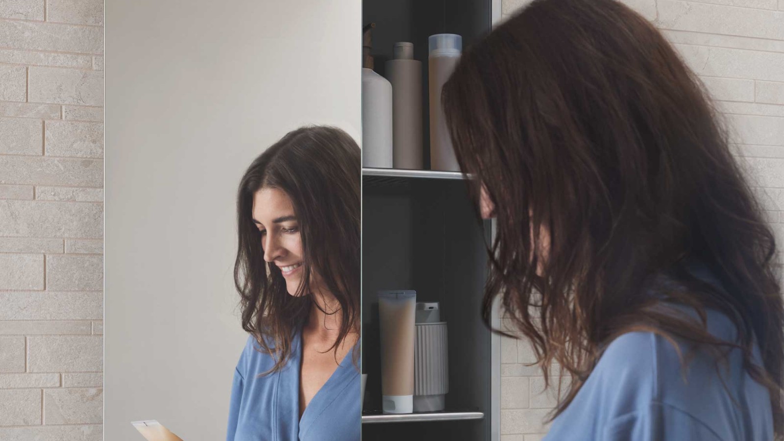 La boîte de rangement encastrable de la ligne Geberit Acanto pour salle de bains crée plus d'espace de rangement dans la salle de bains La boîte de rangement encastrable de la ligne Geberit Acanto pour salle de bains crée plus d'espace de rangement dans la salle de bains