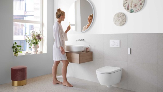 Salle de bains Geberit ONE dotée de céramiques et de meubles blancs (© Geberit)