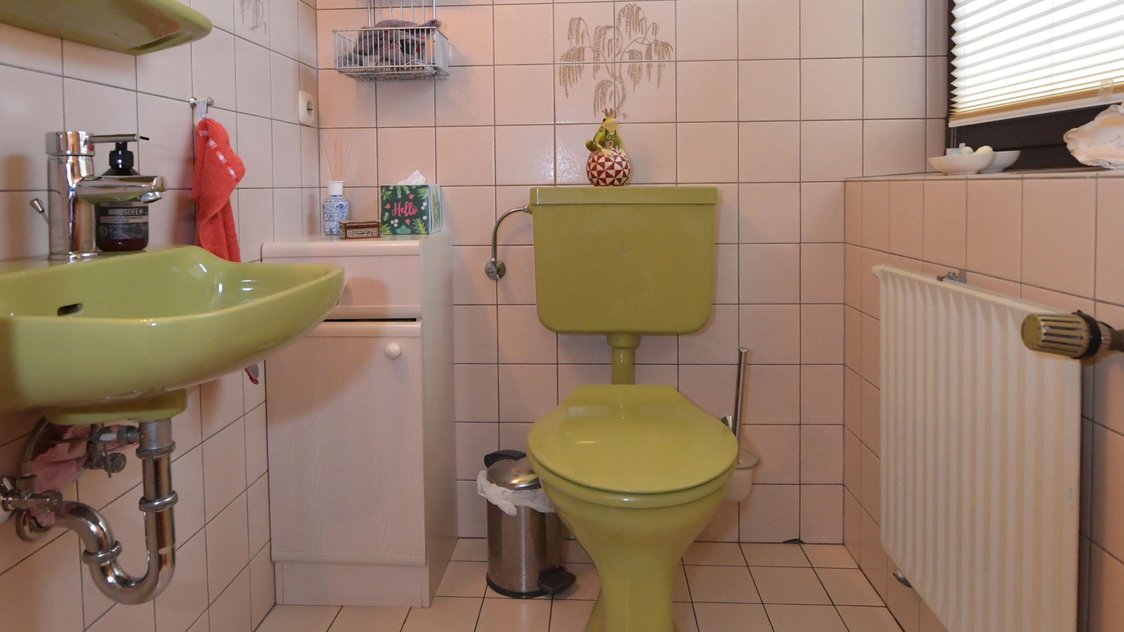 De groene gastenbadkamer uit de jaren 80 vóór de renovatie De groene gastenbadkamer uit de jaren 80 vóór de renovatie