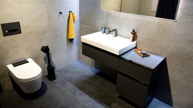 Look épuré avec du noir chromé dans la salle de bains