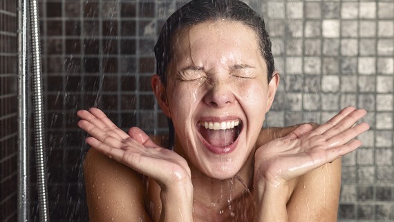 Vrouw die het koud heeft onder de douche