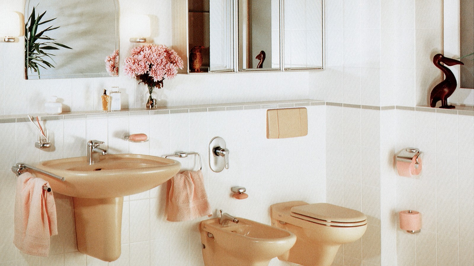 Les céramiques colorées et les plaques de céclenchement - ainsi que les WC suspendus - ont fait fureur dans les années 70