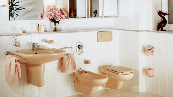 Les céramiques colorées et les plaques de céclenchement - ainsi que les WC suspendus - ont fait fureur dans les années 70