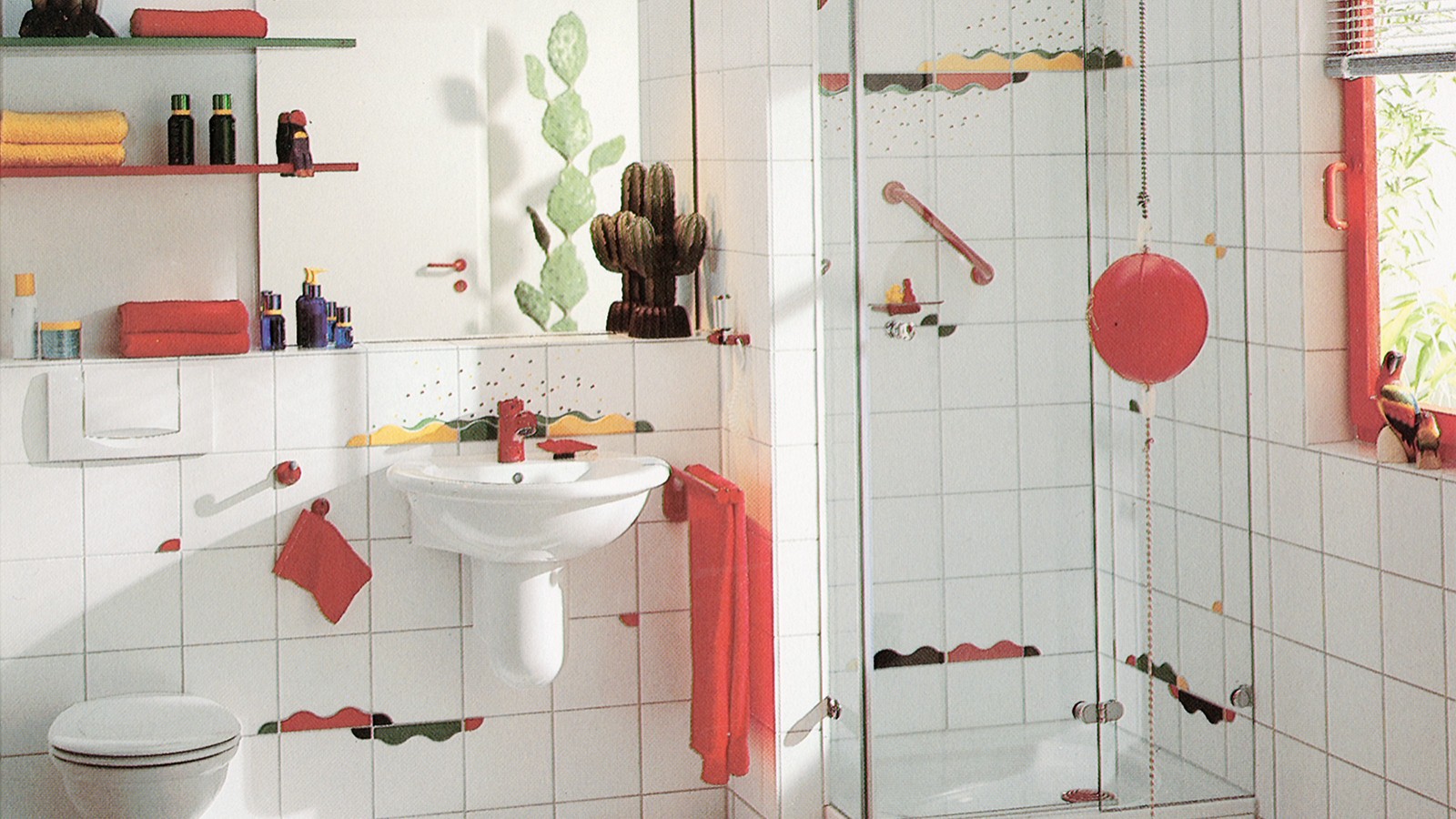 Une telle salle de bains avec douche séparée et des accents de couleur ludiques dans les carreaux était considérée comme très chic