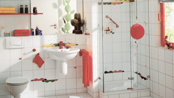 Zo'n badkamer met een aparte douche en speelse kleuraccenten in de tegels werd als zeer chique beschouwd